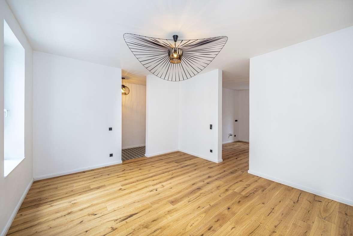 Fertig ausgebauter Wohnraum mit Eichendielen nach der Sanierung